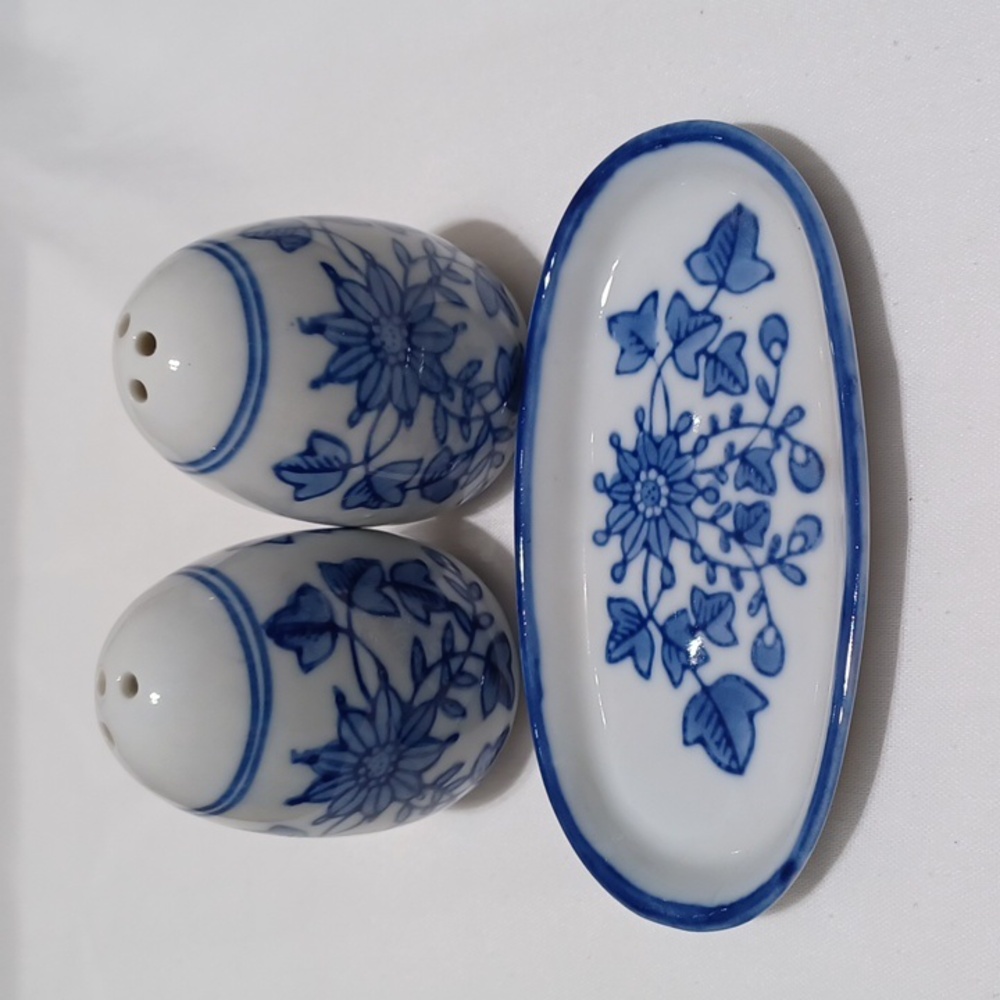 Porcelain Blue Onion Style 3 Pc Set Salt & Pepper Shakers With Tray